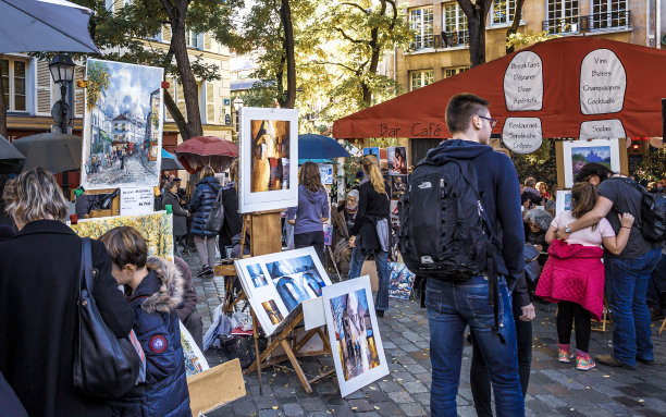 巴黎蒙马特广场的人们和艺术家们图片下载