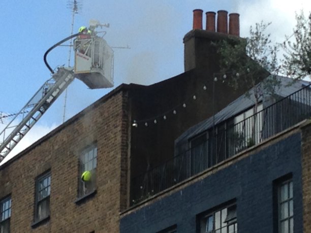 消防队员在伦敦卡姆登的Lore of the Land酒吧屋顶救火图片下载