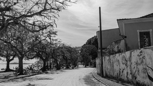 典型的城市环境，从邻里的日常生活，记录在Paquetá。黑白照片(单色)。图片下载