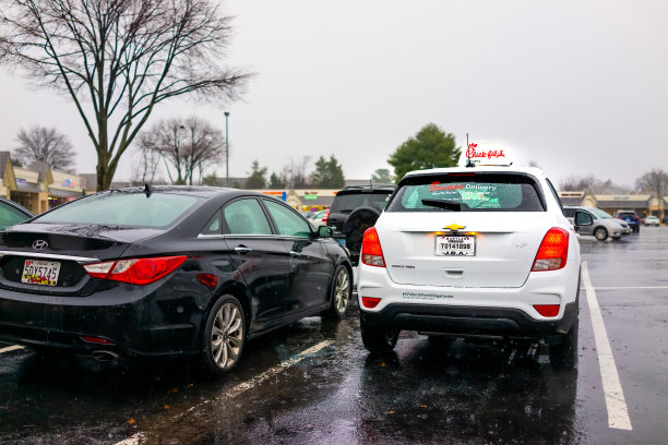 一辆chick -fil品牌的送货车，在弗吉尼亚购物中心的停车场上为在线应用程序订购鸡肉三明治食品图片下载