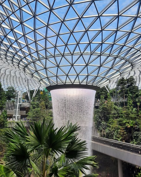 屋顶瀑布与空中火车轨道和树木图片下载