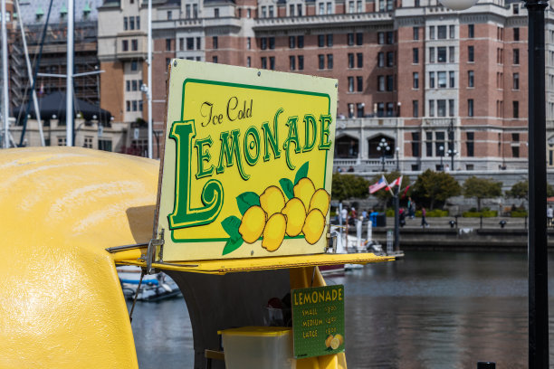 冰柠檬水站在维多利亚港海滨，后面是费尔蒙快捷酒店图片下载