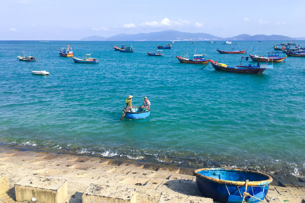 越南渔民在传统的竹编圆舟中划向岸边。图片下载