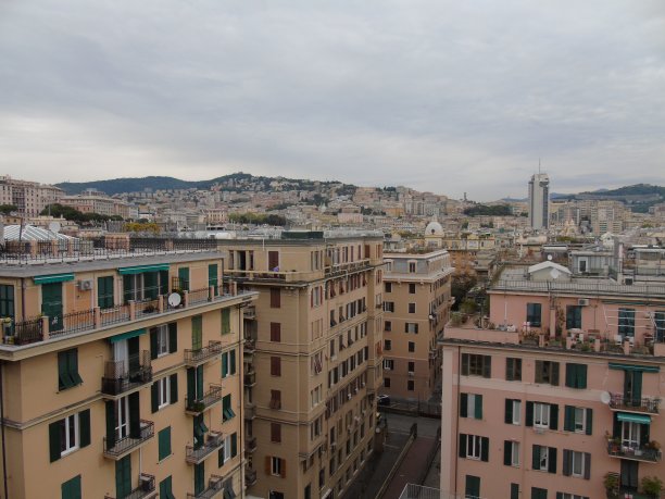 热那亚，城市中心景观图片下载