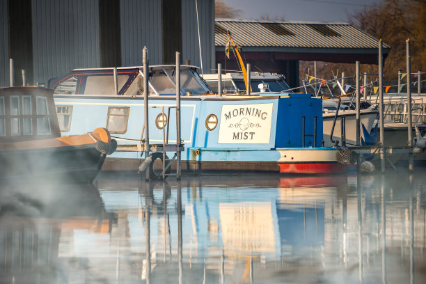 晨雾江船画写文雾从运河边升起沿蓝窄船家图片下载