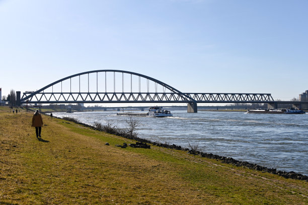位于杜塞尔多夫和纽斯之间的铁锤铁路桥是为铁路交通预留的。图片下载