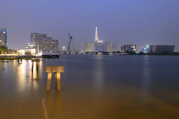 当夜晚来临的时候，作者注意到天空的颜色有了巨大的变化，建筑的照片生动地展示了这一点。图片下载
