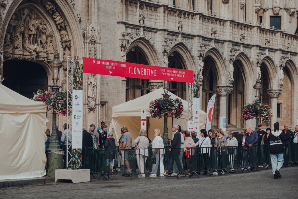 比利时布鲁塞尔，人们在花时间活动的入口处排队。图片下载