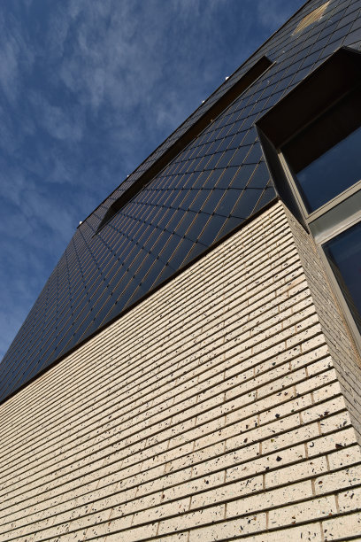 布莱克浦婚礼教堂在一个明媚的春日，位于布莱克浦塔对面的长廊图片下载