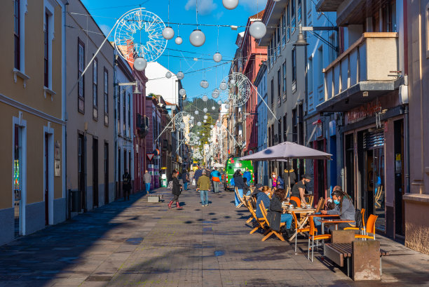 西班牙加那利群岛特内里费岛拉古纳老城的狭窄街道。图片下载