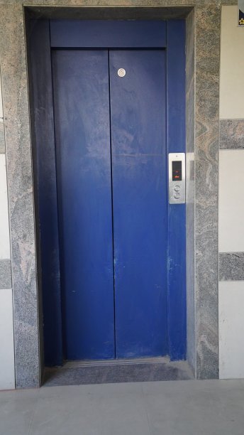 在大厦内，如果是高层楼层，请手动按电梯向上的按钮。箭头标志按钮特写。图片下载