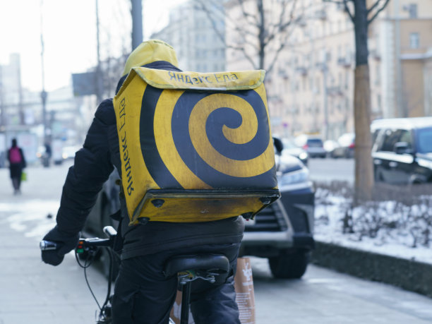 莫斯科大街上的送货员图片下载