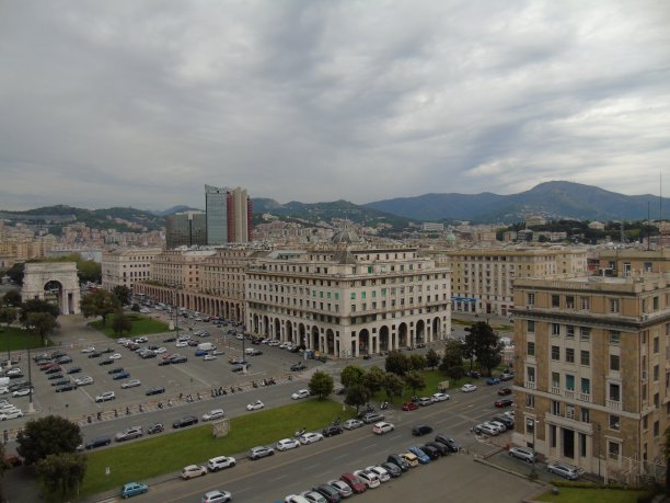 热那亚市鸟瞰图图片下载