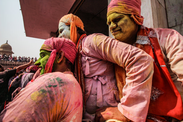 在神圣的马图拉州，一群年轻的男孩在玩和享受胡里节。全身都是颜色。享受和生活方式的概念。图片下载