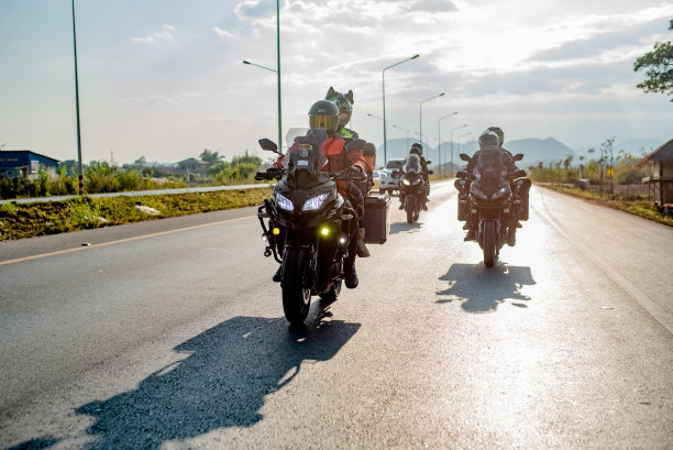 骑着川崎versys 650摩托车在泰国清莱旅行的骑手图片下载