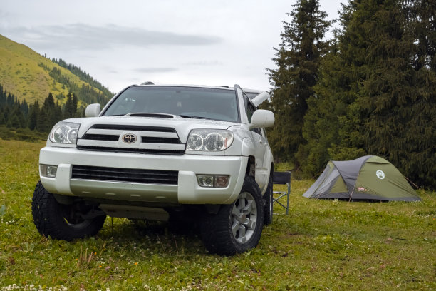 山地越野车和帐篷。4 × 4陆上游客旅游概念。图片下载