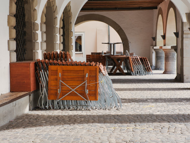 卢塞恩市一家餐厅的折叠桌子和座位，由于冠状病毒大流行封锁了餐厅图片下载