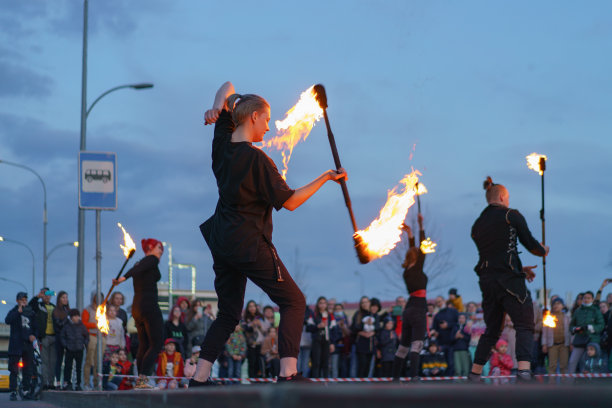 莫斯科街头的夜间火灾表演图片下载
