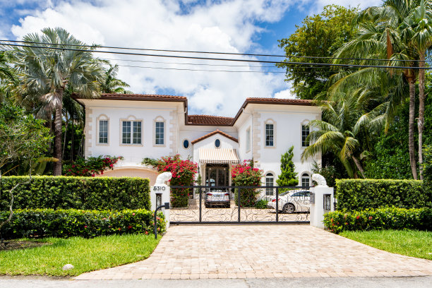 美国佛罗里达州迈阿密海滩拉戈尔斯岛豪华别墅的照片图片下载