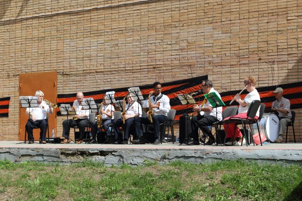 胜利日庆祝活动在城市公园图片下载