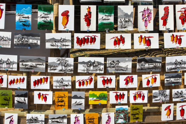 在缅甸的一个市场上，画被当作纪念品出售图片下载