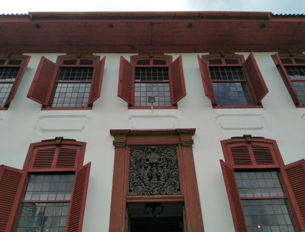 印度尼西亚雅加达——2020年12月16日:带有荷兰殖民建筑感觉的窗户图片下载