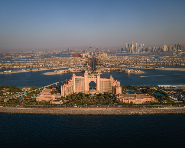 2021年5月16日，阿拉伯联合酋长国迪拜，朱美拉棕榈岛顶端标志性亚特兰蒂斯酒店的航拍照片图片下载
