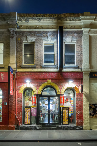 夜景，一个商店前面的中餐馆图片下载