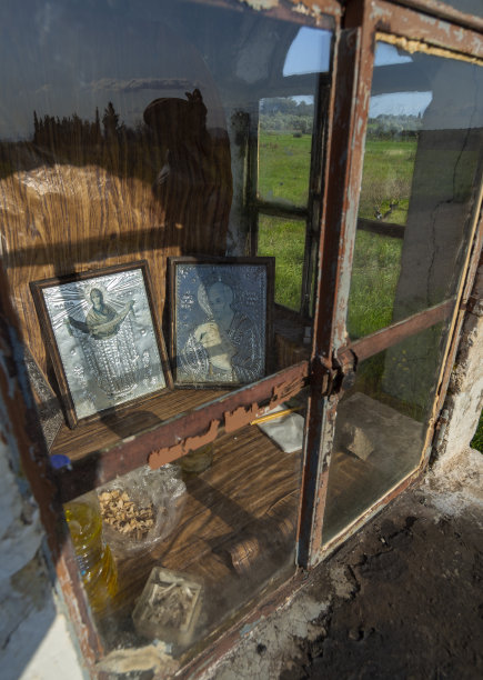 Candelakia -传统微型教堂的道路在森林里燃烧的蜡烛和图标在希腊岛上图片下载