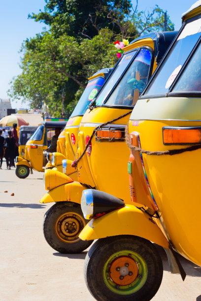 典型的印度三轮黄色出租车在街边停车场等待顾客图片下载