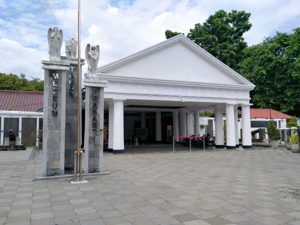 Taman Prasasti博物馆，雅加达，印度尼西亚-(12-17-2020):荷兰殖民时期的文化遗产博物馆的标牌图片下载