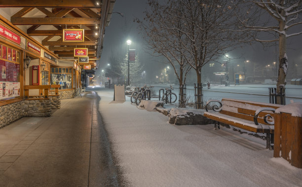 清晨降雪期间的班夫大街图片下载