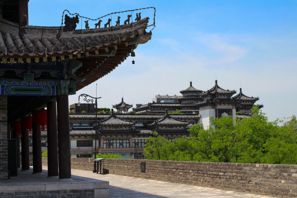 西安的城墙和老城的屋顶，映衬着蓝天和白云。西安。中国图片下载