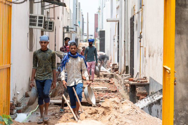 封锁期间，印度男性劳工在建筑工地工作图片下载