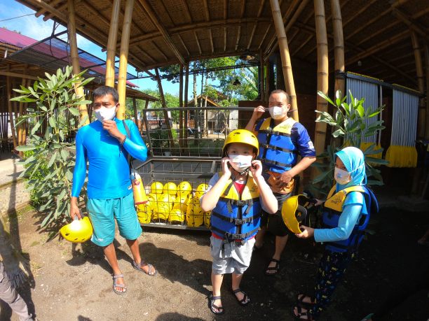 一群游客在做木筏旅行前的准备工作图片下载