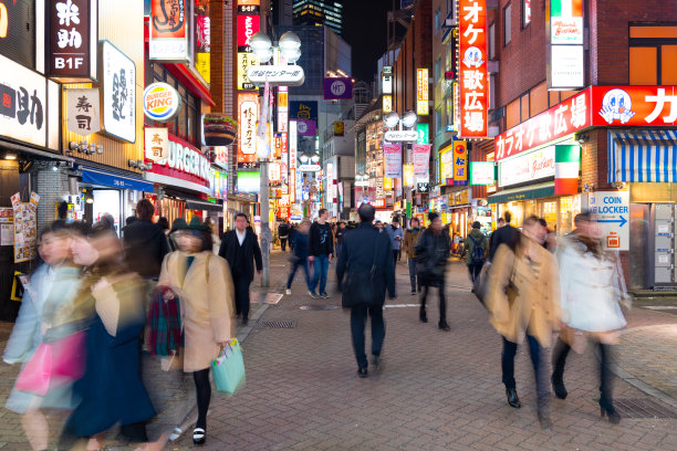 日本东京新宿区的一条繁忙的购物街图片下载