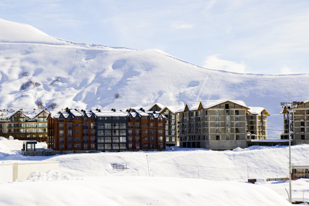 滑雪胜地，雪山和旅社。图片下载