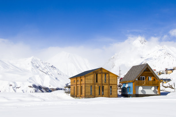 滑雪胜地，雪山和旅社。图片下载