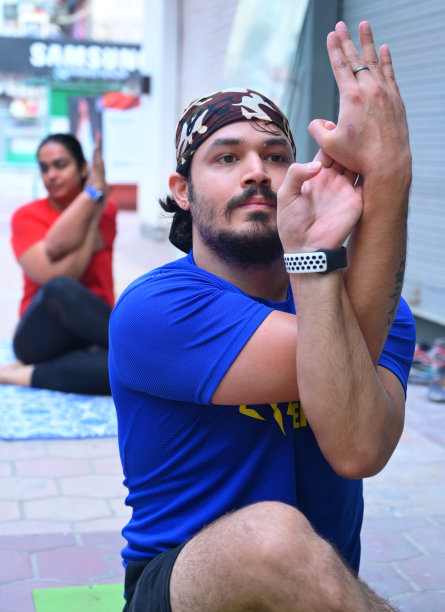 在国际瑜伽日做瑜伽的年轻人图片下载