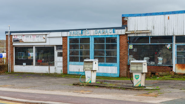 一个废弃的旧加油站图片下载