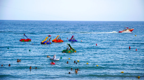 在海滩上玩滑板或航海滑板车图片下载