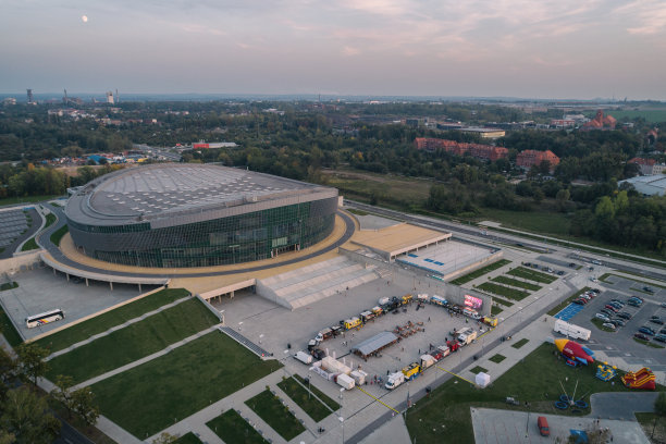 美食卡车拉力赛，快餐派对在波兰格丽维策空中无人机照片视图图片下载
