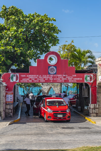 Mujeres岛渡轮码头旁边的出租车站图片下载