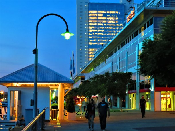 美丽的城市景观。布宜诺斯艾利斯马德罗港的日落与建筑物。图片下载