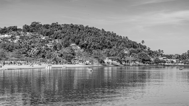 典型的城市环境，从邻里的日常生活，记录在Paquetá。黑白照片(单色)。图片下载