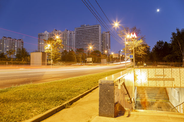 prosoyuznaya地铁站入口(夏季傍晚)，prosoyuznaya地铁站是俄罗斯莫斯科地铁系统的一部分图片下载