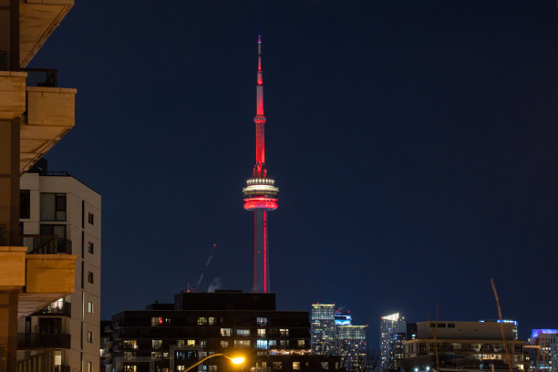 在情人节这天，加拿大国家电视塔亮起了红灯和心形装饰物图片下载