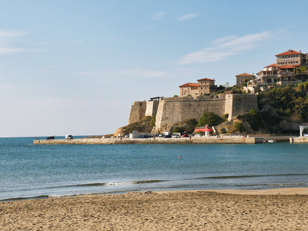 从海滩到古老的堡垒墙，在乌尔辛伊老城的餐厅和酒店，黑山图片下载