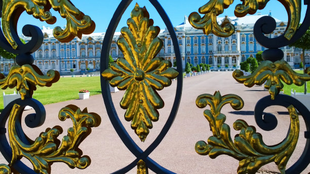 俄罗斯圣彼得堡郊区普希金的凯瑟琳宫金门的华丽元素。铁艺古栅栏翻新后。历史建筑。镀金装饰细节。图片下载