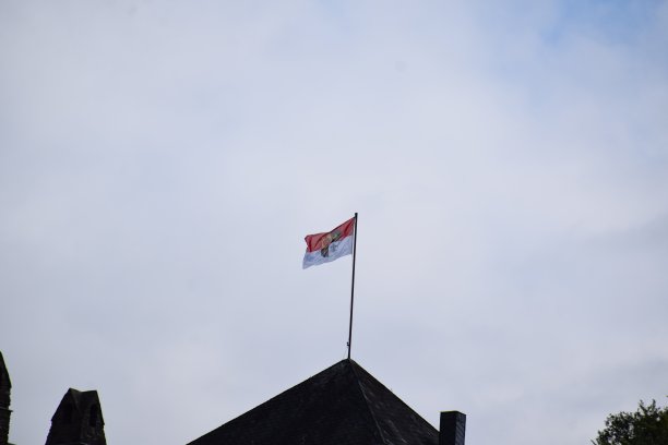 有中世纪旗帜的城堡塔图片下载